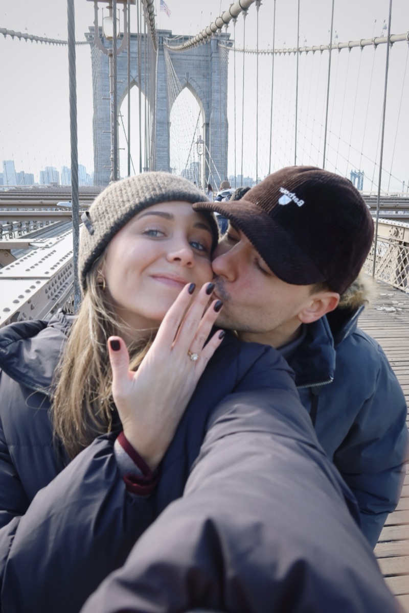 María y Antonio abrazados en el puente de Brooklyn
